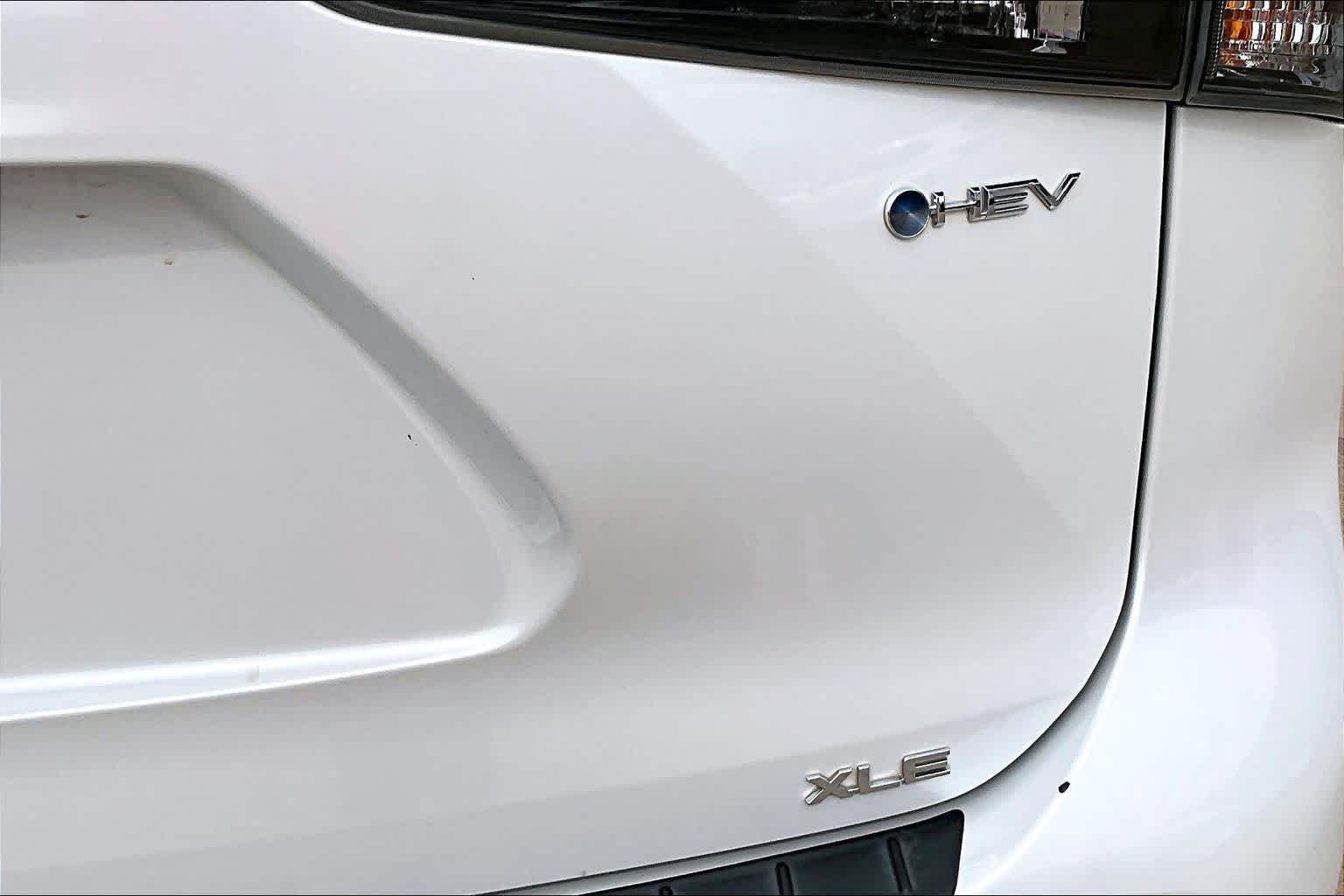 Used 2025 Wind Chill Pearl Toyota Hybrid XLE image 31