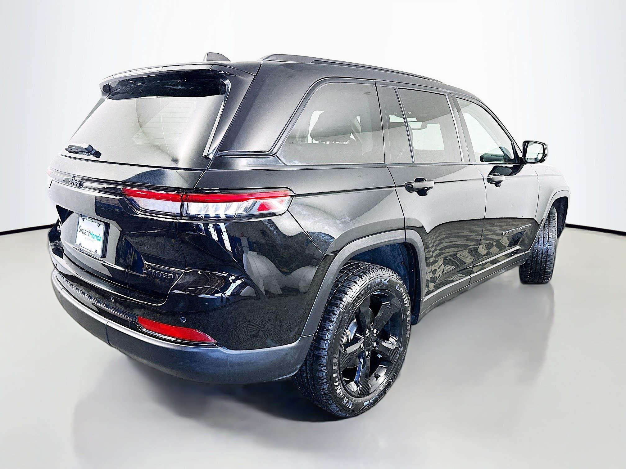 Used 2023 Diamond Black Crystal Pearlcoat Jeep Limited image 8