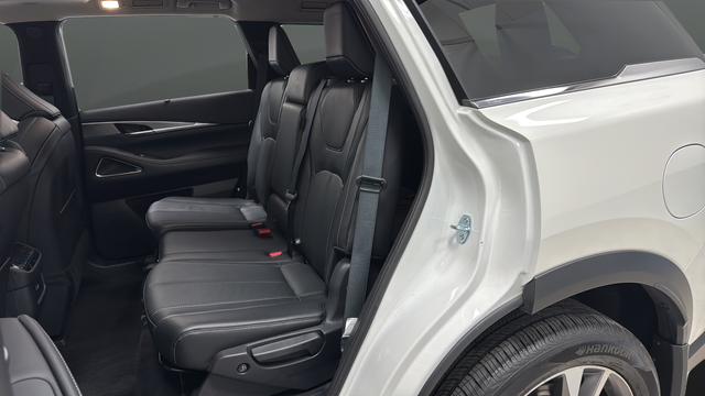 Used 2025 Majestic White INFINITI LUXE image 22