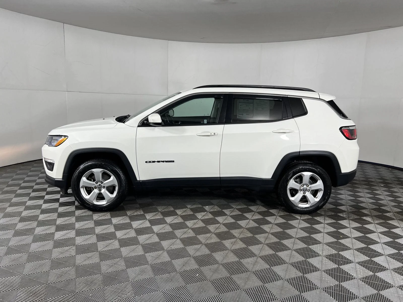 Used 2018 White Clearcoat Jeep Latitude image 4