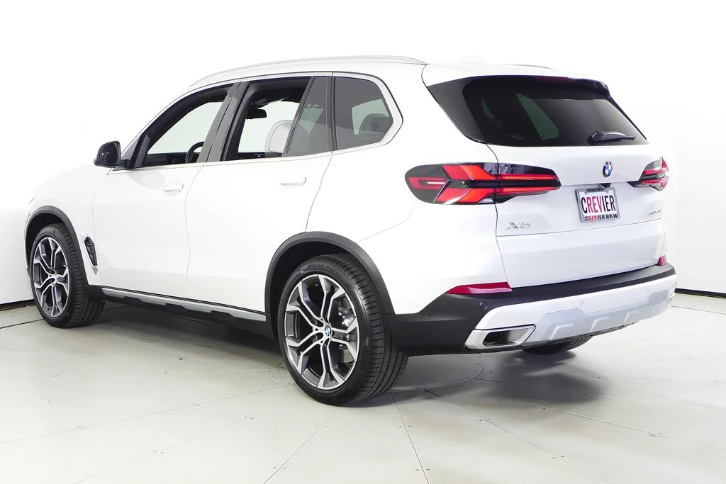 Used 2026 White BMW sDrive40i image 9