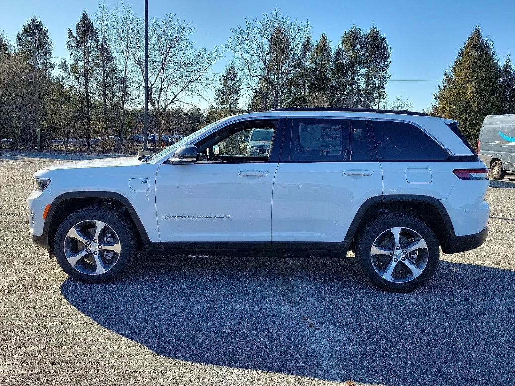 New 2024 Bright White Clear-Coat Exterior Paint Jeep  image 5