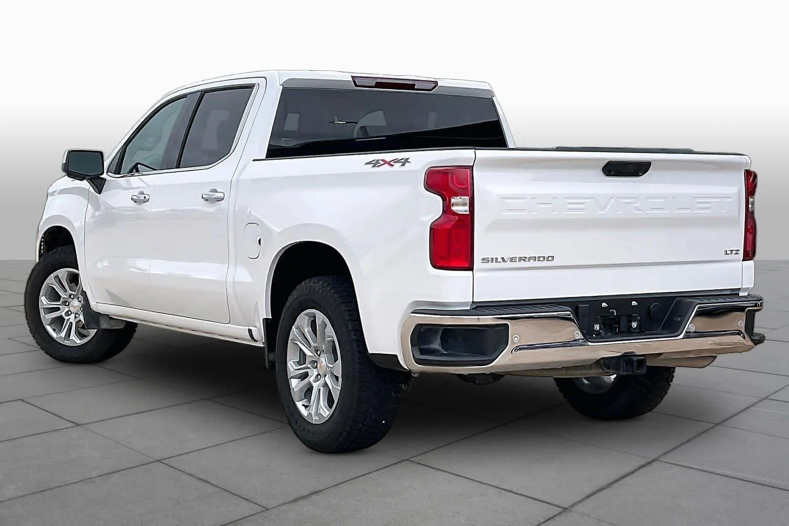 Used 2025 Summit White Chevrolet LTZ image 10