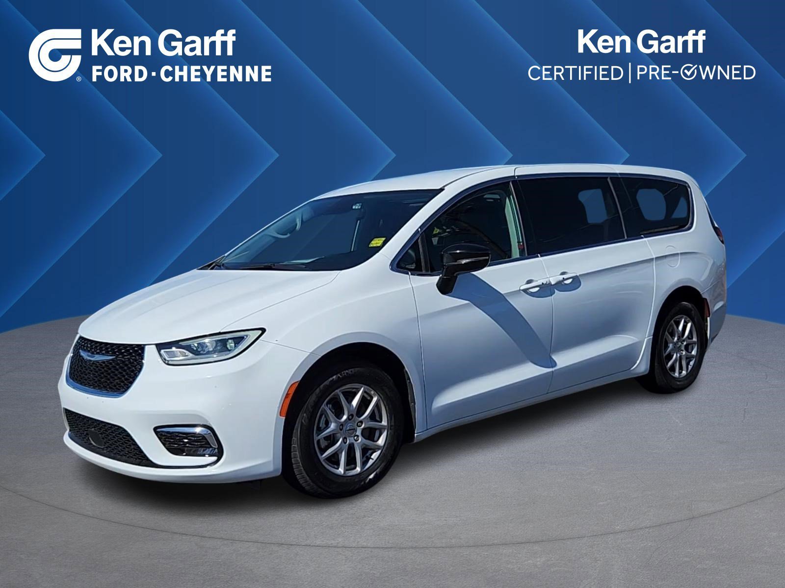 2024 Chrysler Pacifica Touring L's photo
