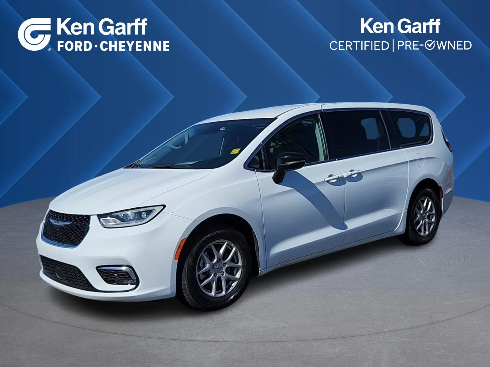 2024 Chrysler Pacifica Touring L's photo