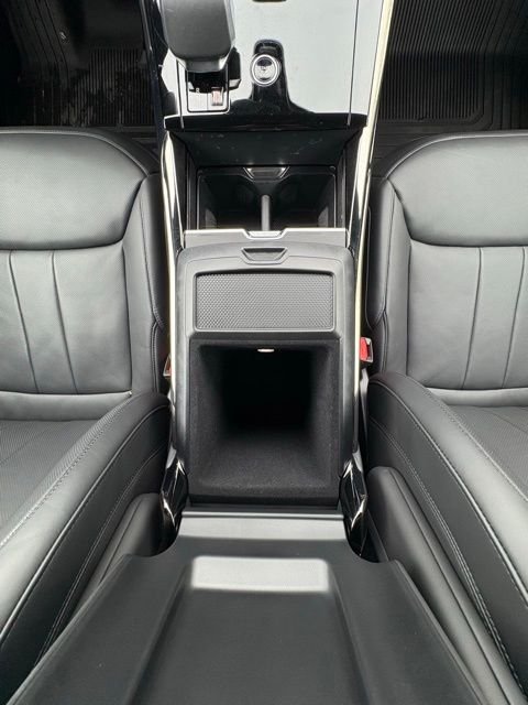 Certified Used 2025 White Land Rover Dynamic SE image 32