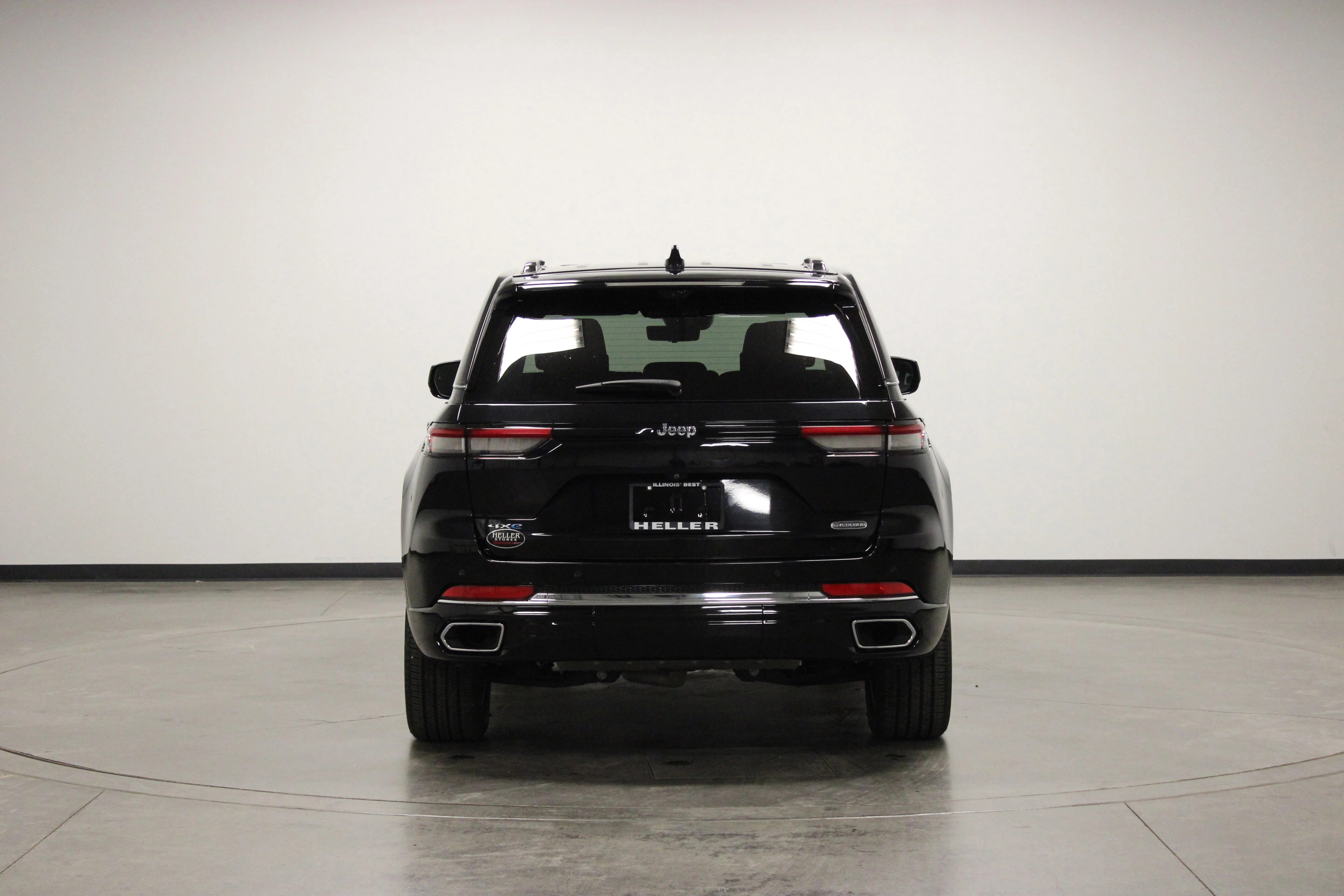 Used 2023 Diamond Black Crystal Pearlcoat Jeep Overland 4xe image 7