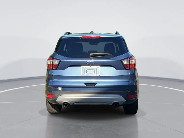 Used 2018 Blue Ford SE image 4