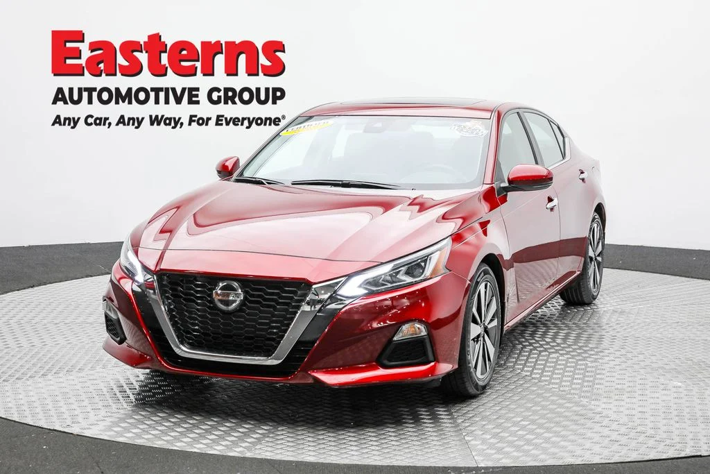 Used 2021 Red Nissan 2.5 SV image 1