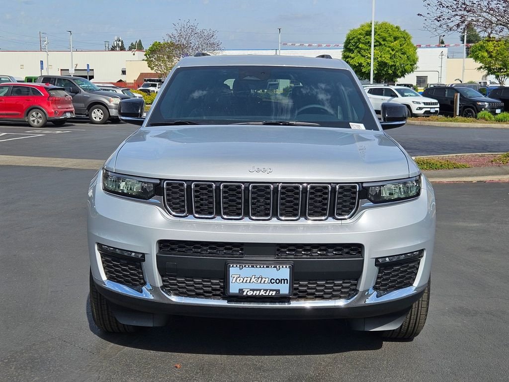 New 2025 Silver Zynith Exterior Paint Jeep Limited image 9