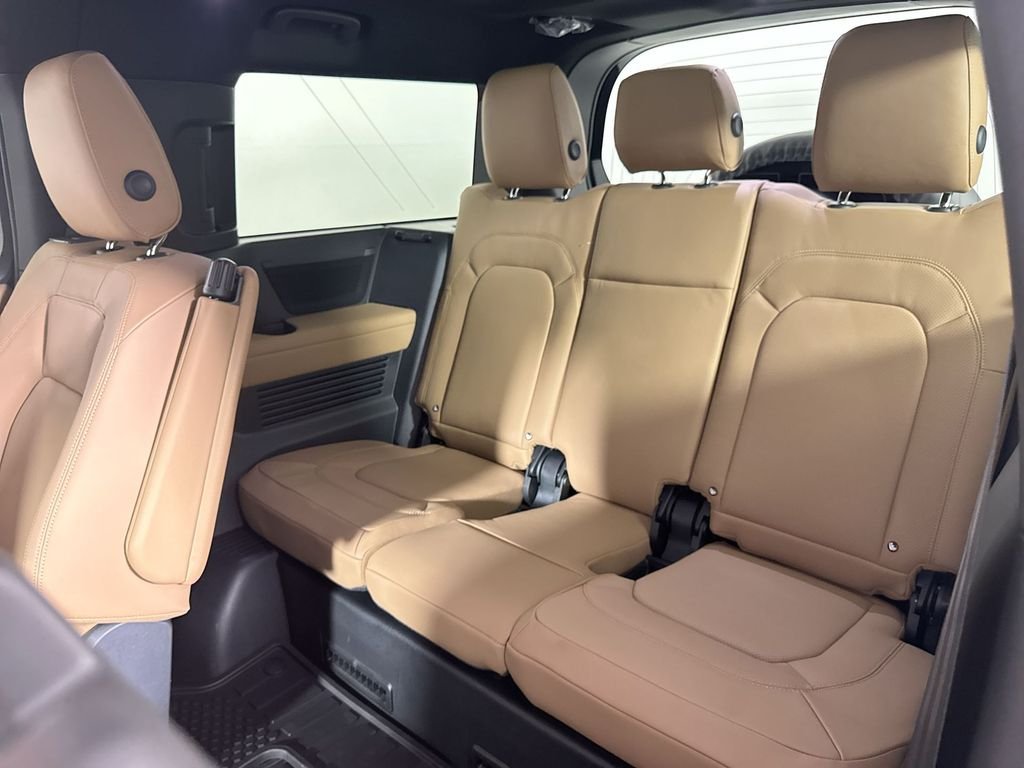 New 2026 SANTORN BLK MET Land Rover S image 21