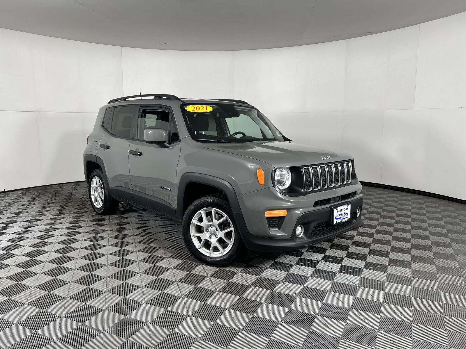 Used 2021  Jeep Latitude image 21
