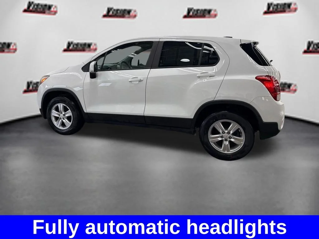 Used 2018 White Chevrolet LS image 9