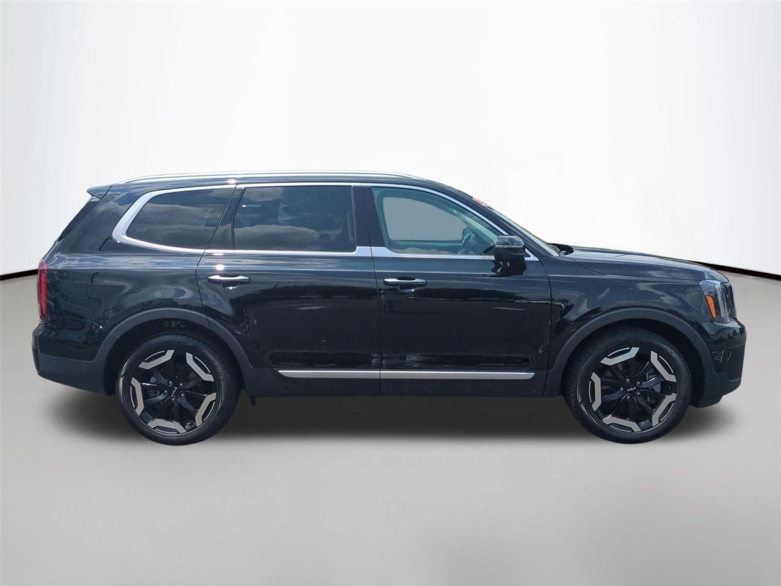 Used 2025 Ebony Black Kia S image 18