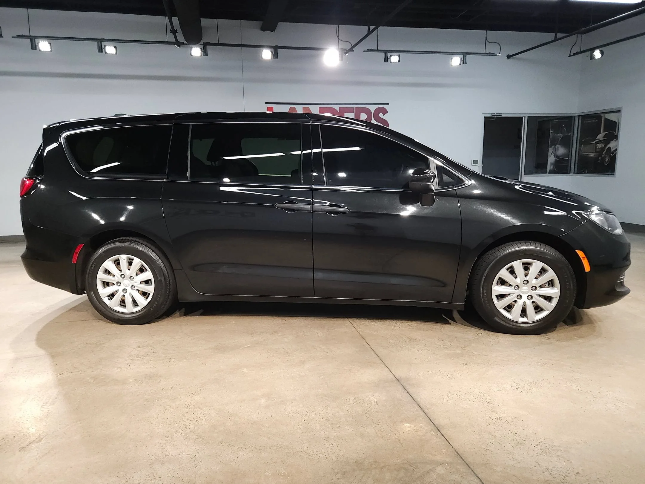 Used 2021 Brilliant Black Crystal Pearlcoat Chrysler L image 8