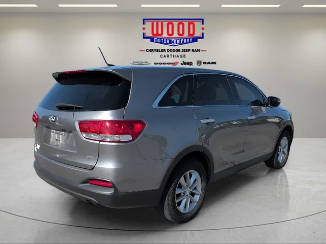 Used 2017 Titanium Silver Kia L image 3