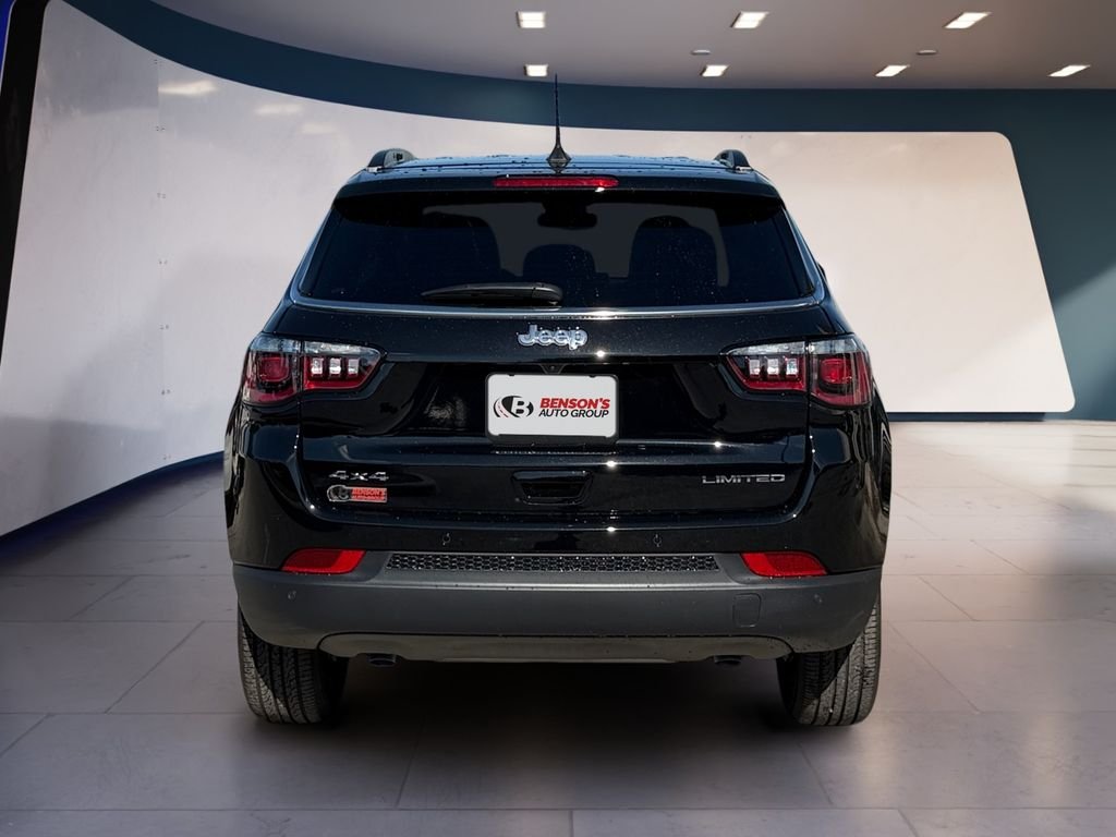 New 2026 Diamond Black Crystal Pearl-Coat Exterior Paint Jeep Limited image 4
