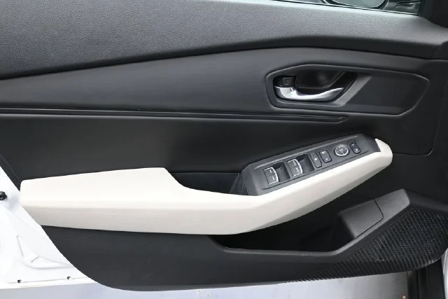 Used 2026 White Honda SE image 13