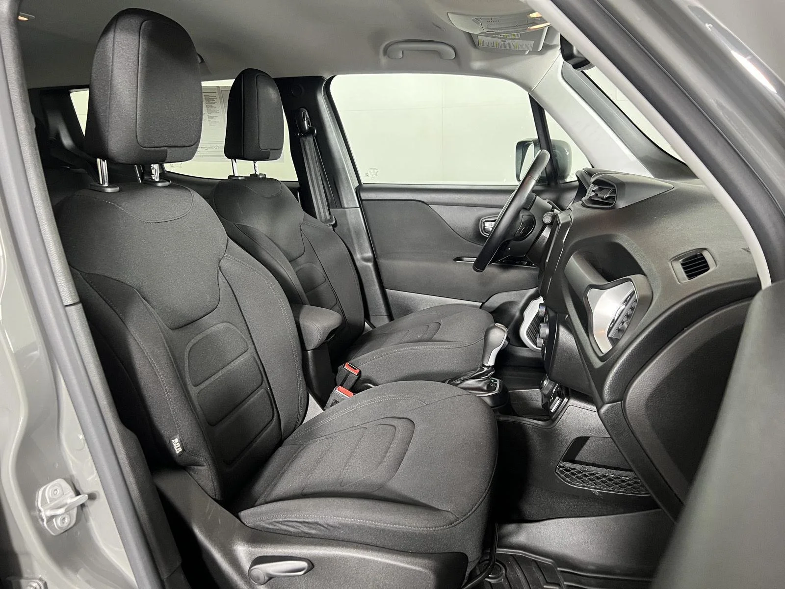 Used 2021  Jeep Latitude image 22