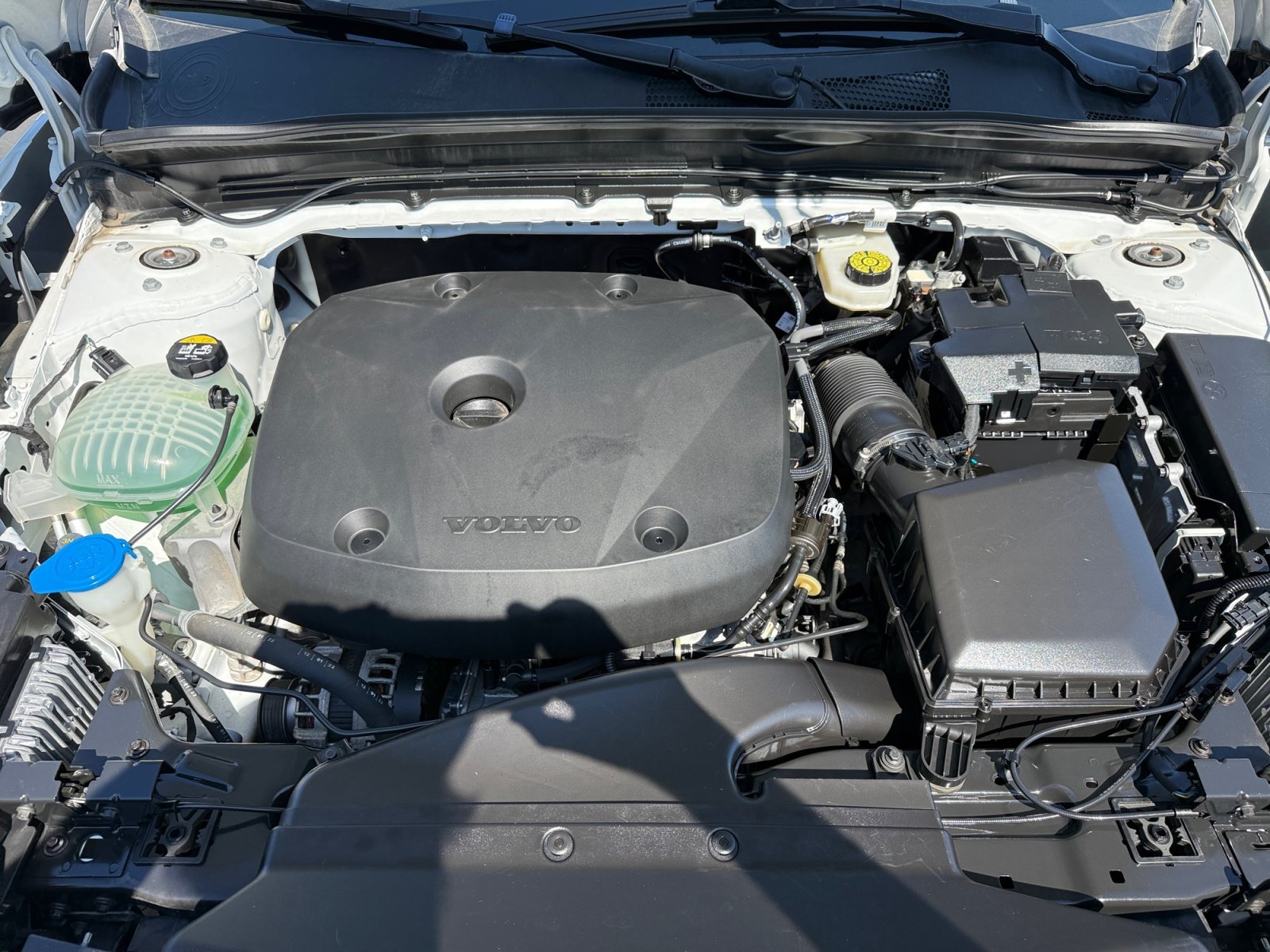 Used 2022 White Volvo Momentum image 20
