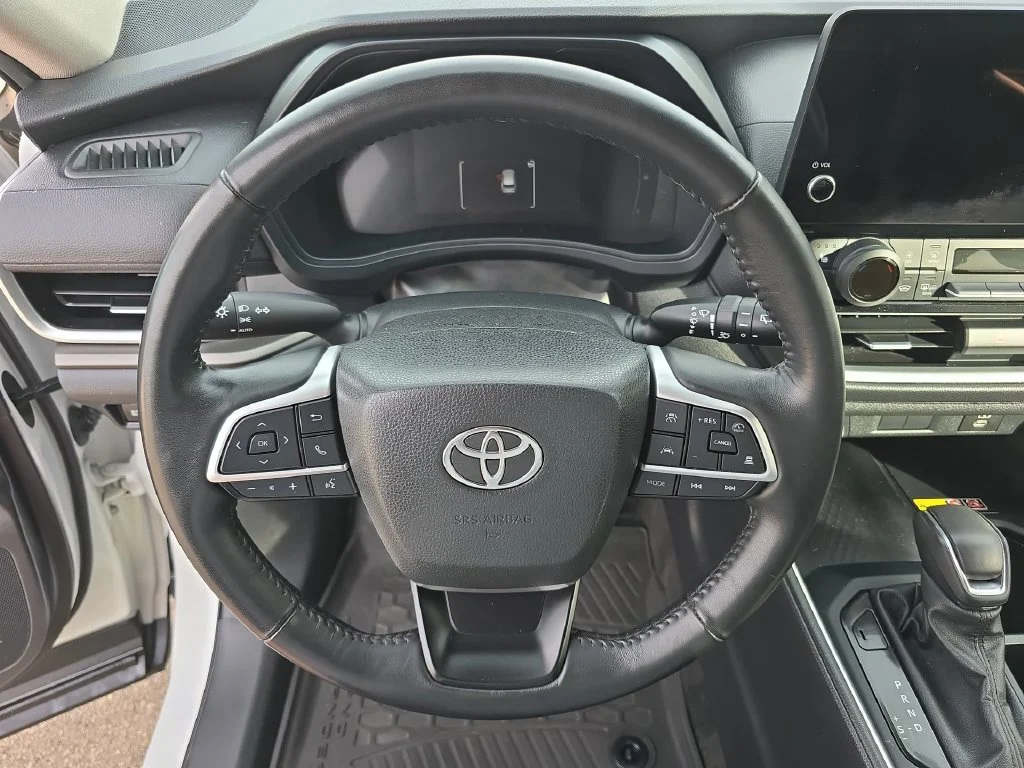 Used 2024  Toyota XLE image 25