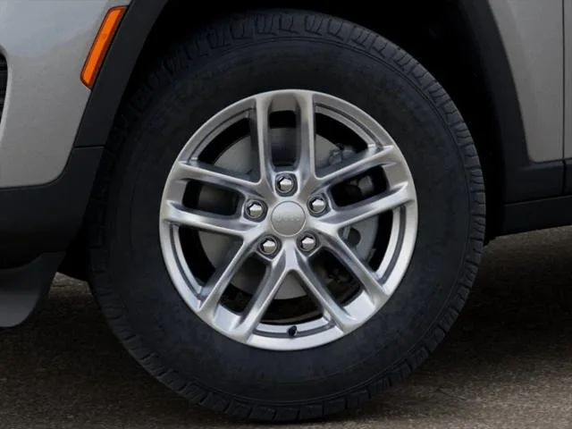 New 2025 Silver Zynith Exterior Paint Jeep Laredo X image 23