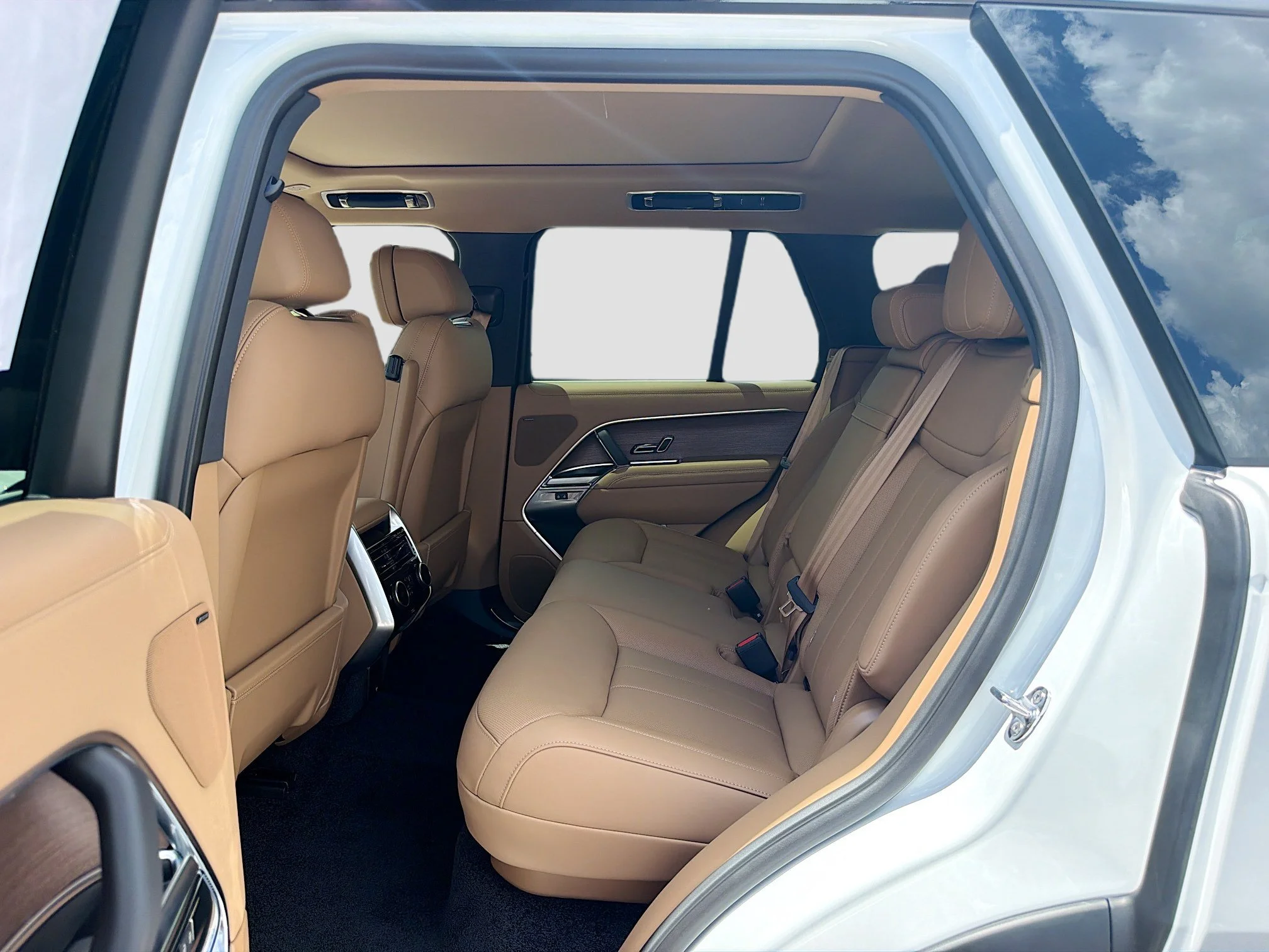 New 2026 Fuji White Land Rover SE image 22
