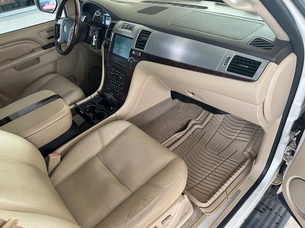 Used 2011 White Cadillac Premium image 33