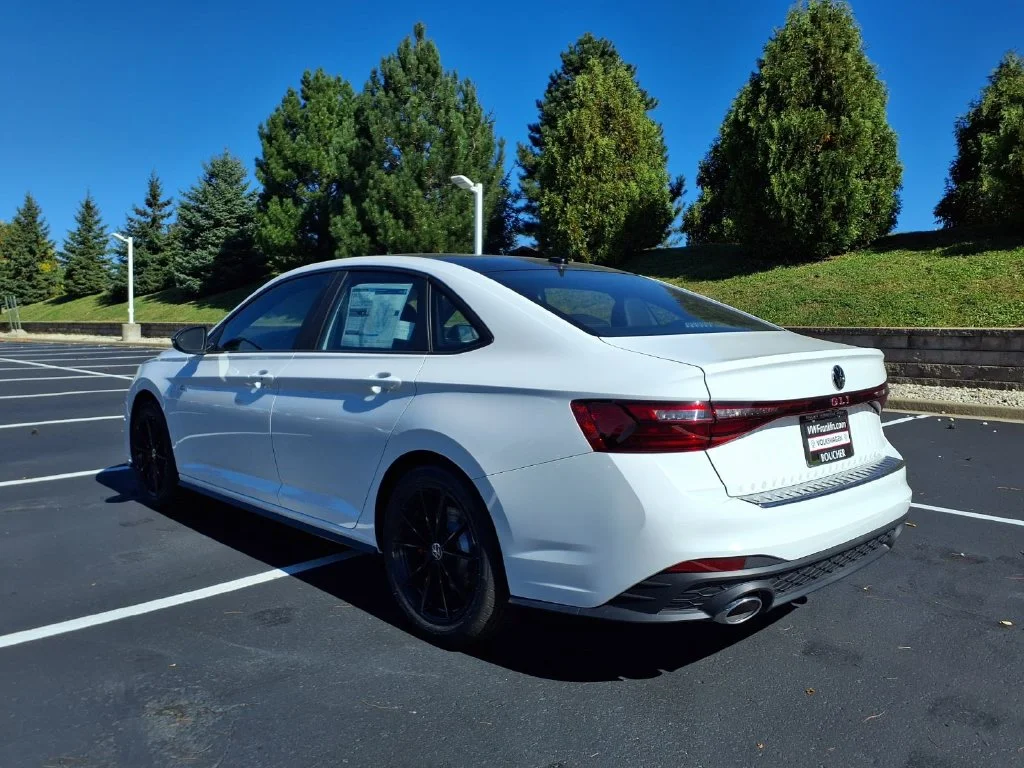 New 2027 Pure White Volkswagen 2.0T Autobahn image 4