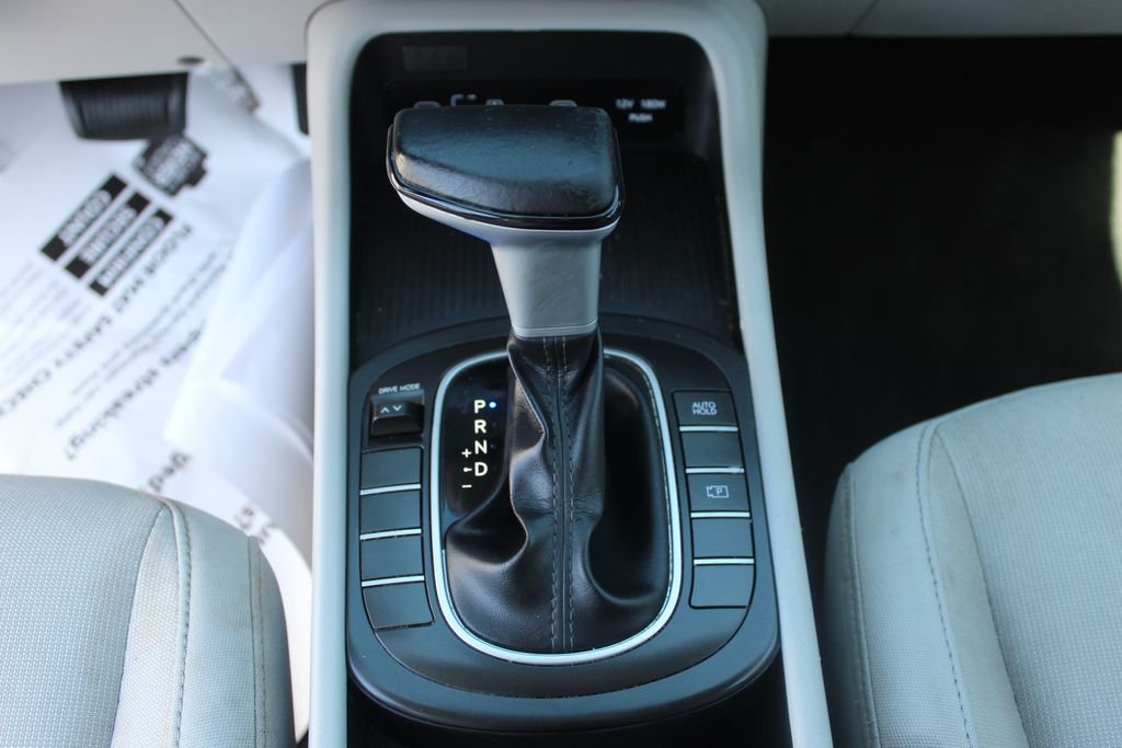 Used 2024 White Hyundai SEL image 19