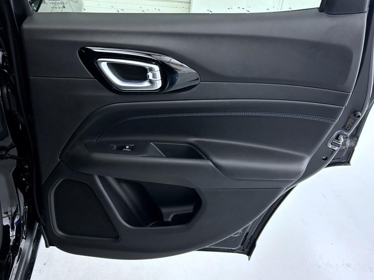 New 2026 Diamond Black Crystal Pearl-Coat Exterior Paint Jeep Limited image 17