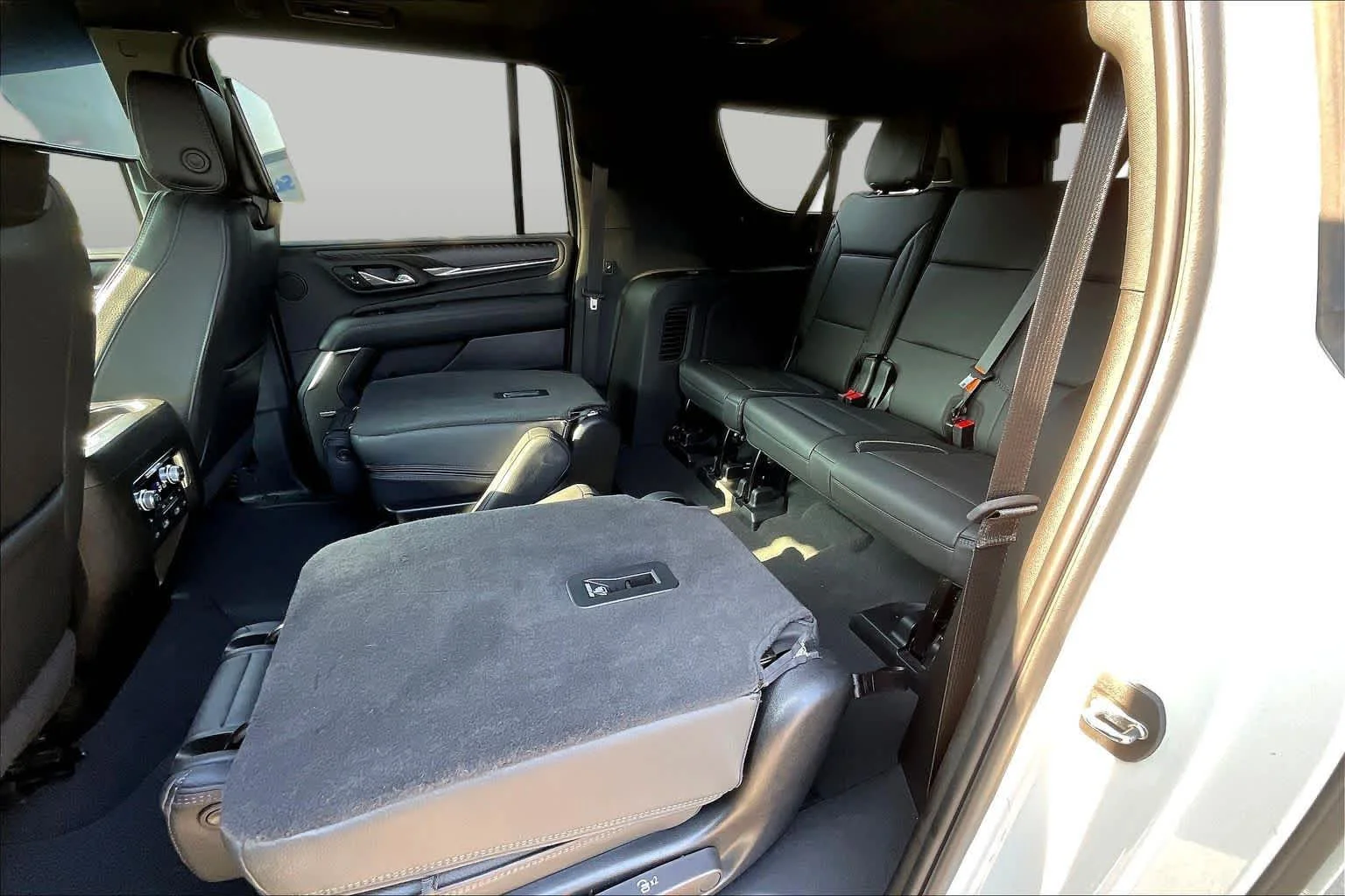 Used 2024 White Frost Tricoat GMC Denali image 20