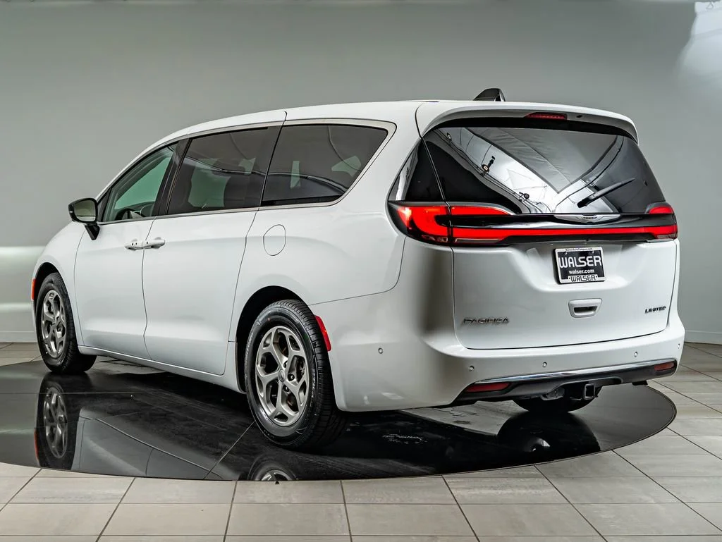 Used 2024 Bright White Clearcoat Chrysler Limited image 7