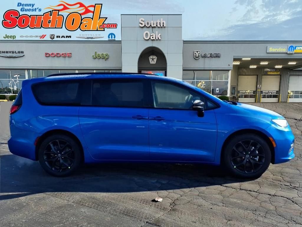 New 2026 Hydro Blue Pearl-Coat Exterior Paint Chrysler Select image 2