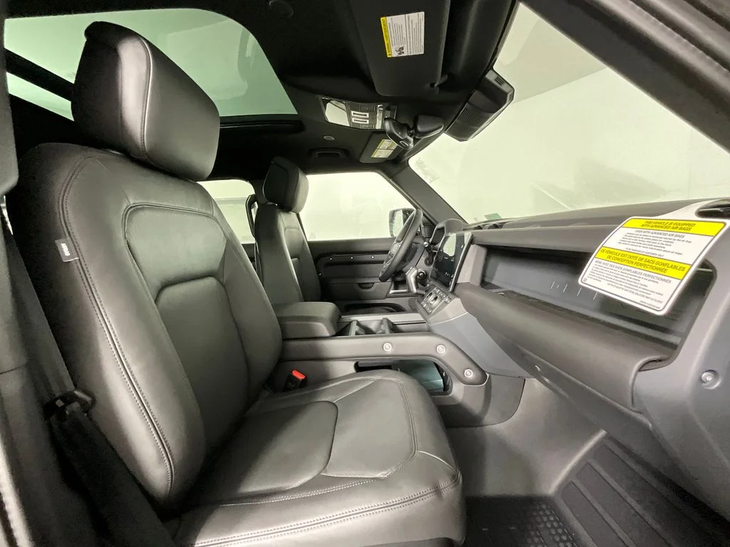 New 2026 Santorini Black Land Rover X-Dynamic SE image 3