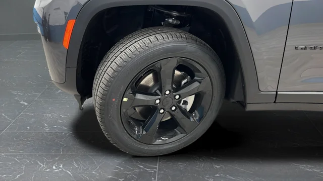 New 2026 Baltic Gray Metallic Clear-Coat Exterior Paint Jeep Limited image 39