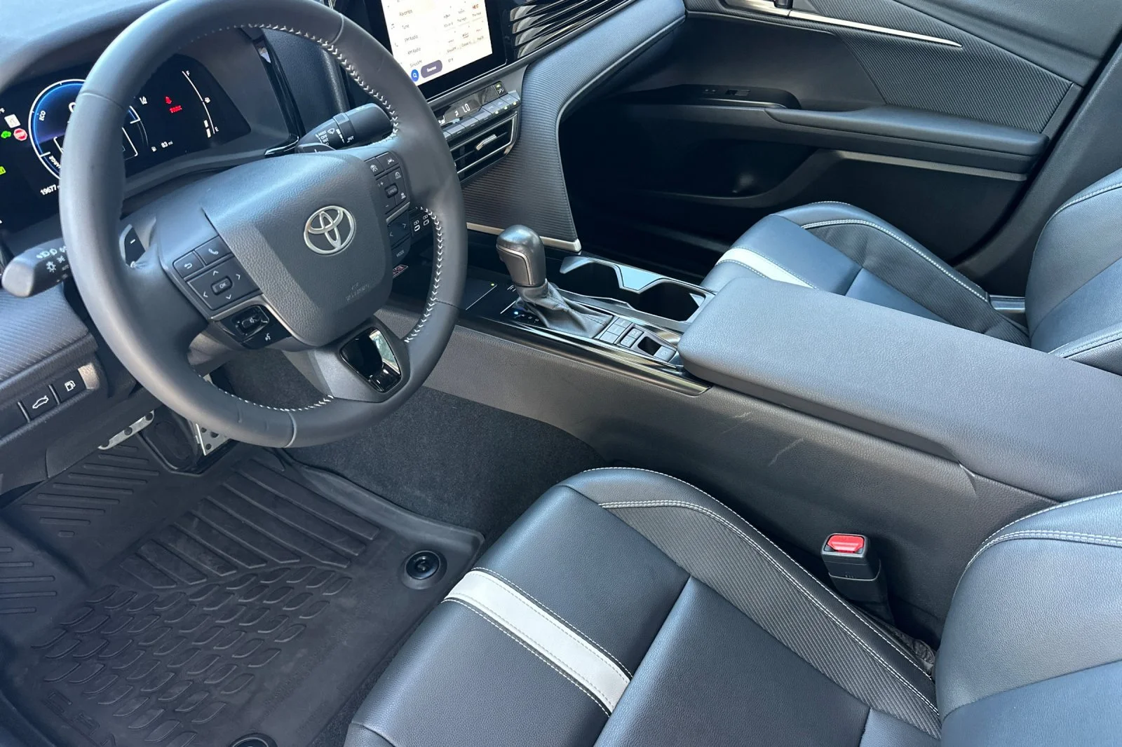 2025 Toyota Camry SE - Photo 18