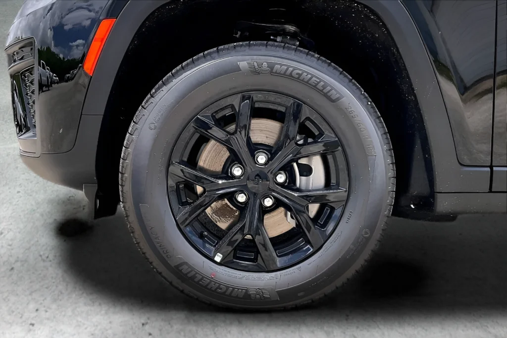 New 2026 Diamond Black Crystal Pearlcoat Jeep Altitude image 12