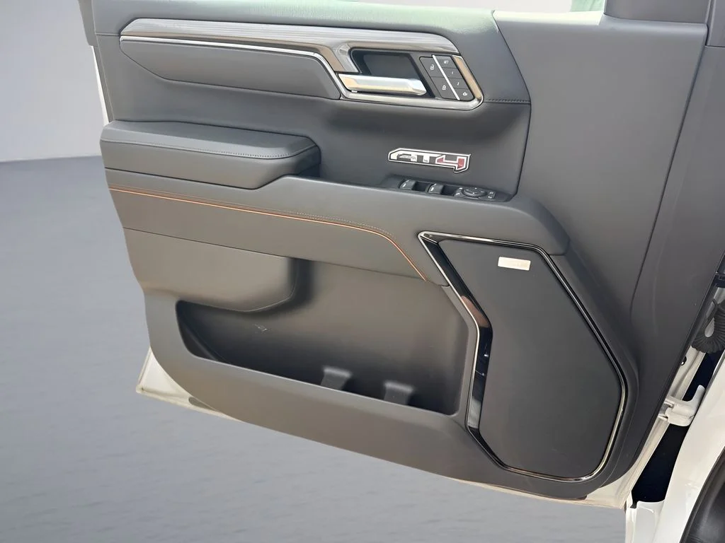Used 2022 White GMC AT4 image 30