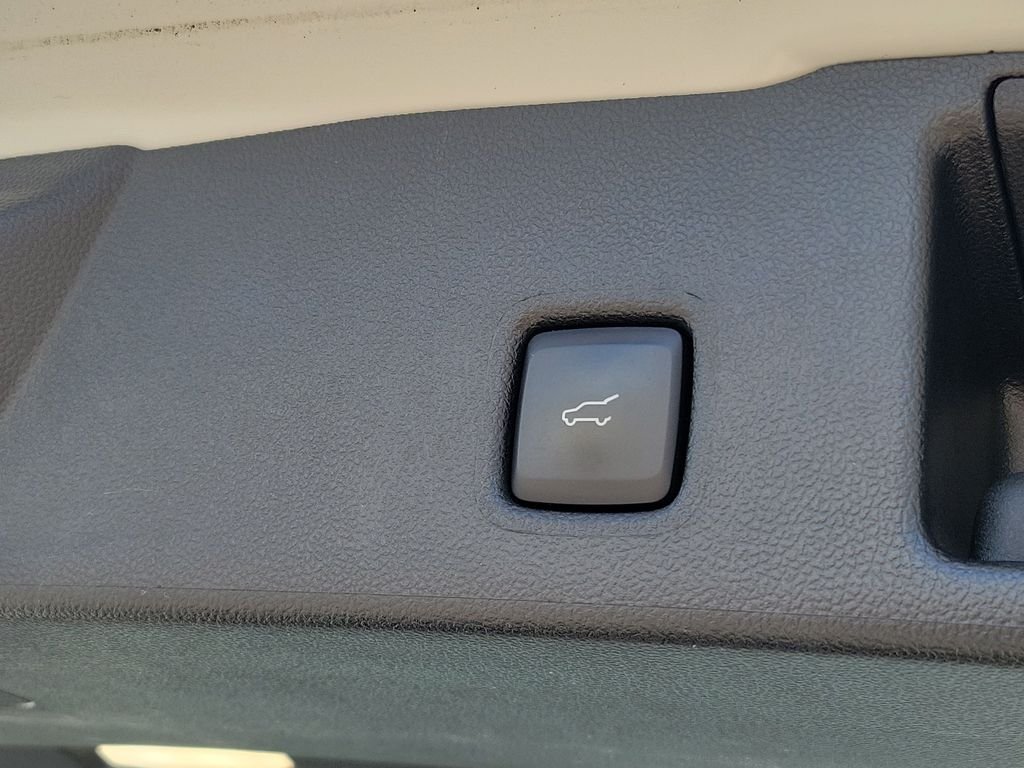 Certified Used 2022 White Ford SE image 9
