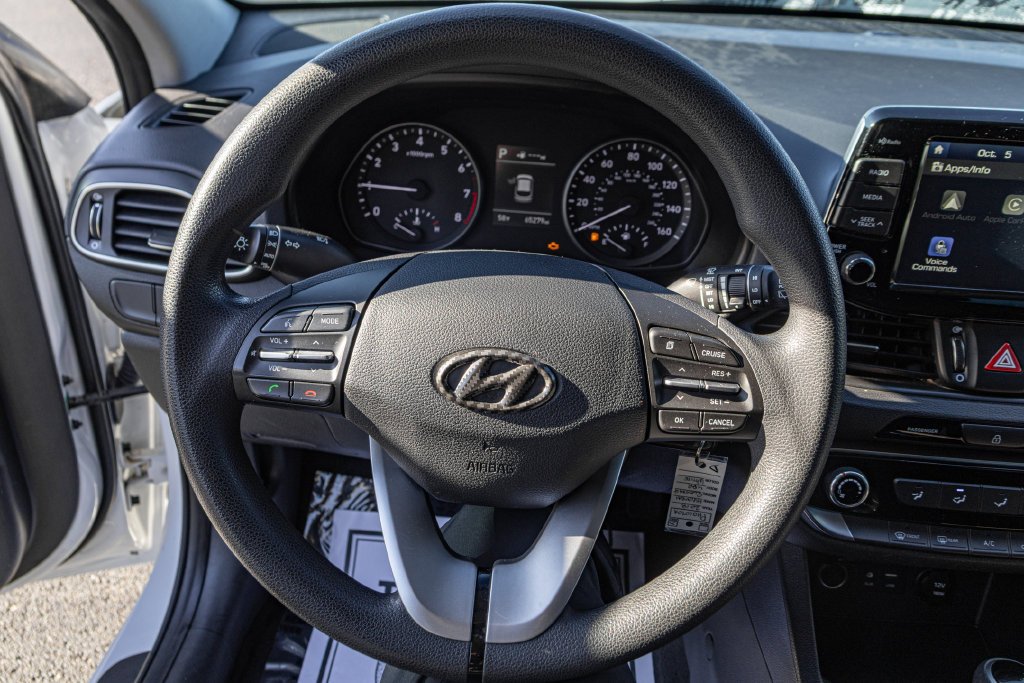 Used 2018 White Hyundai Base image 21
