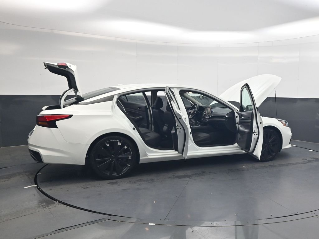 Used 2022 White Nissan 2.5 SR image 48