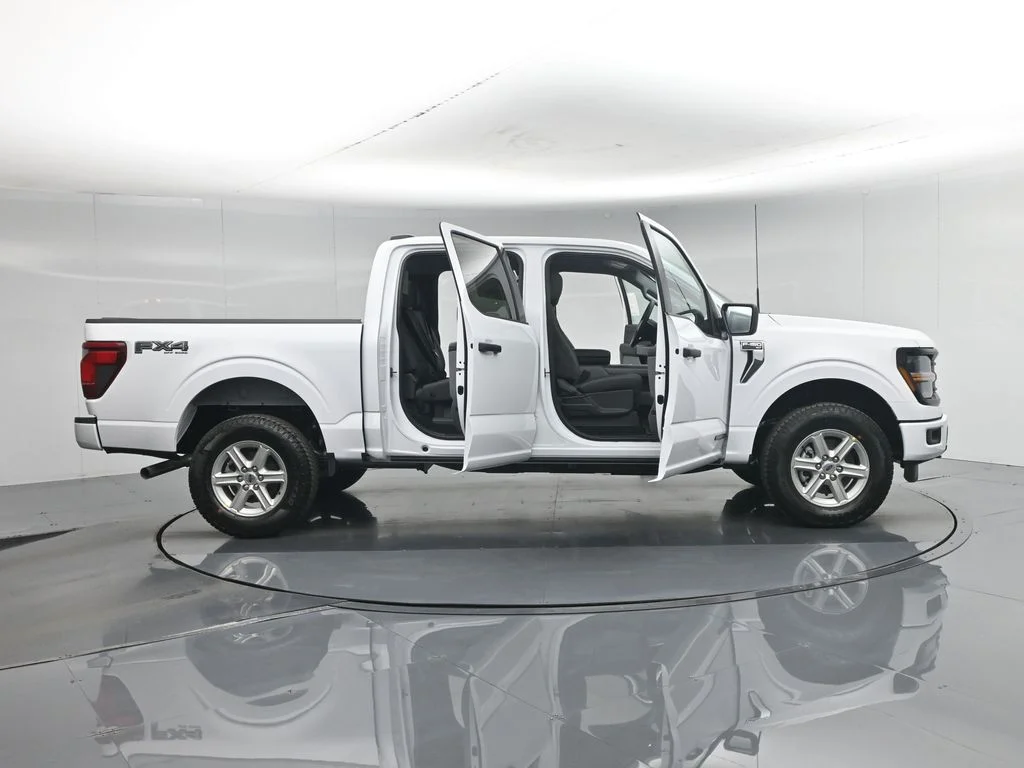 New 2026 Oxford White Ford XLT image 4