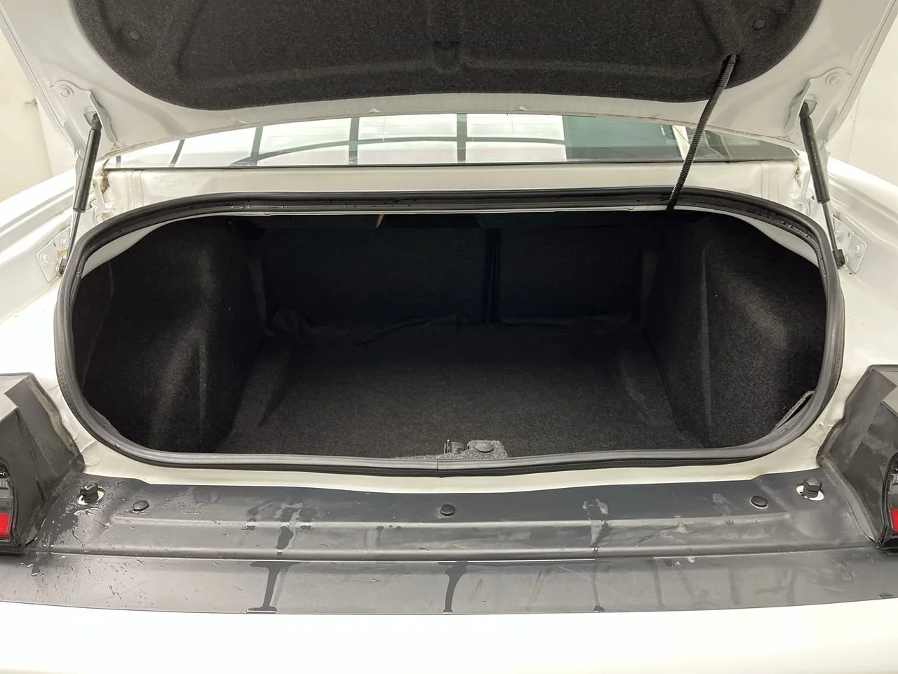 Used 2019 White Dodge SXT image 25