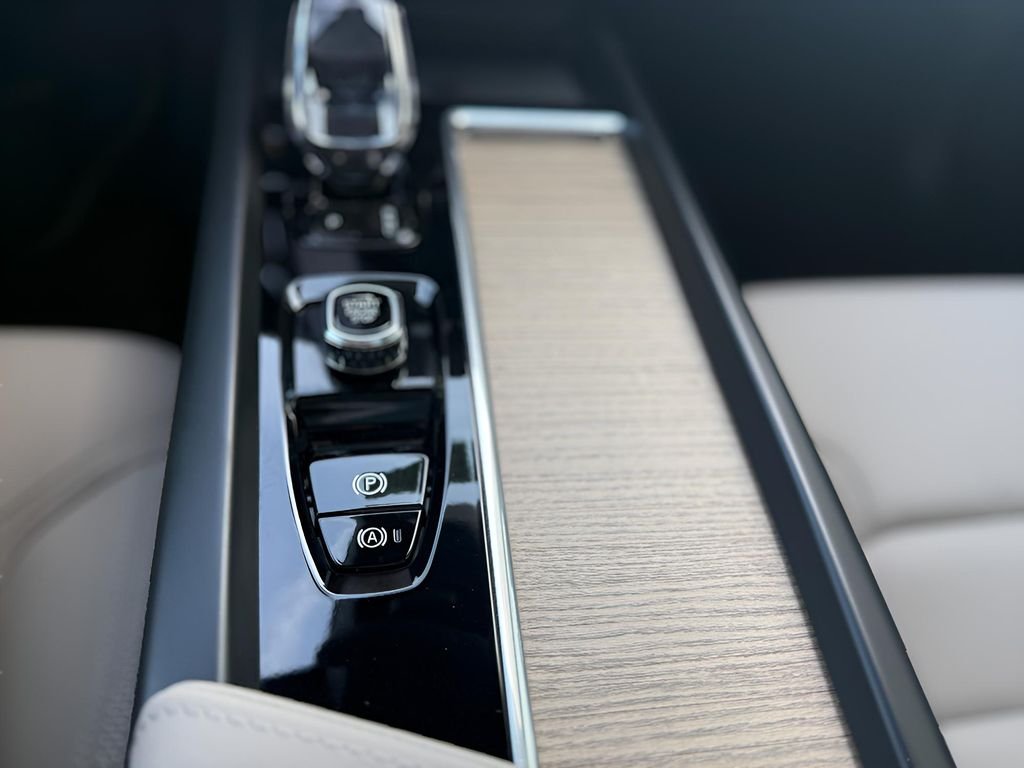 2026 Volvo XC60 Plus - Photo 21
