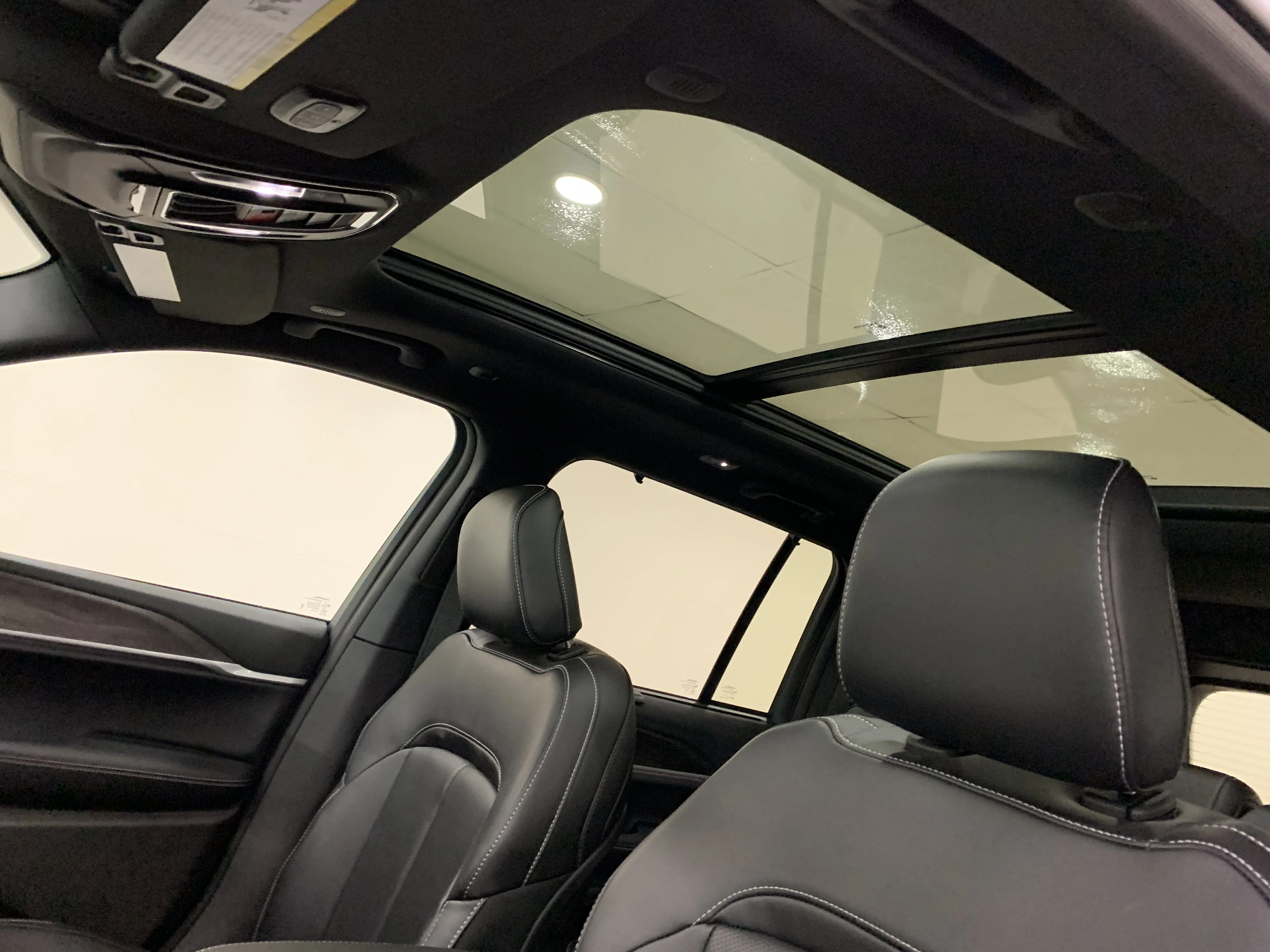 New 2025 Diamond Black Crystal Pearl Jeep Limited image 20
