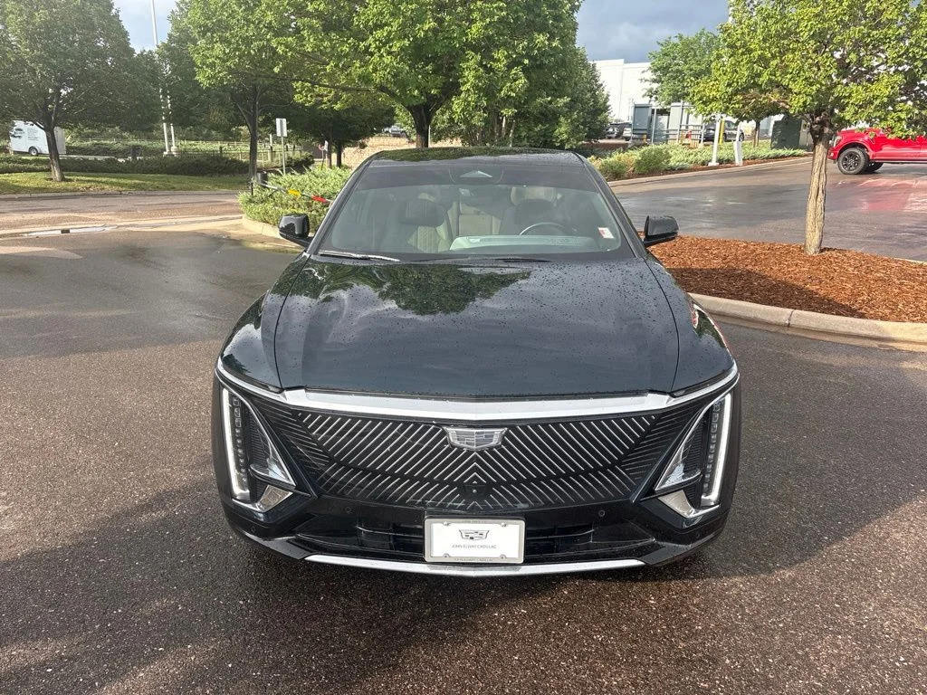 Used 2024 Emerald Cadillac Luxury image 8