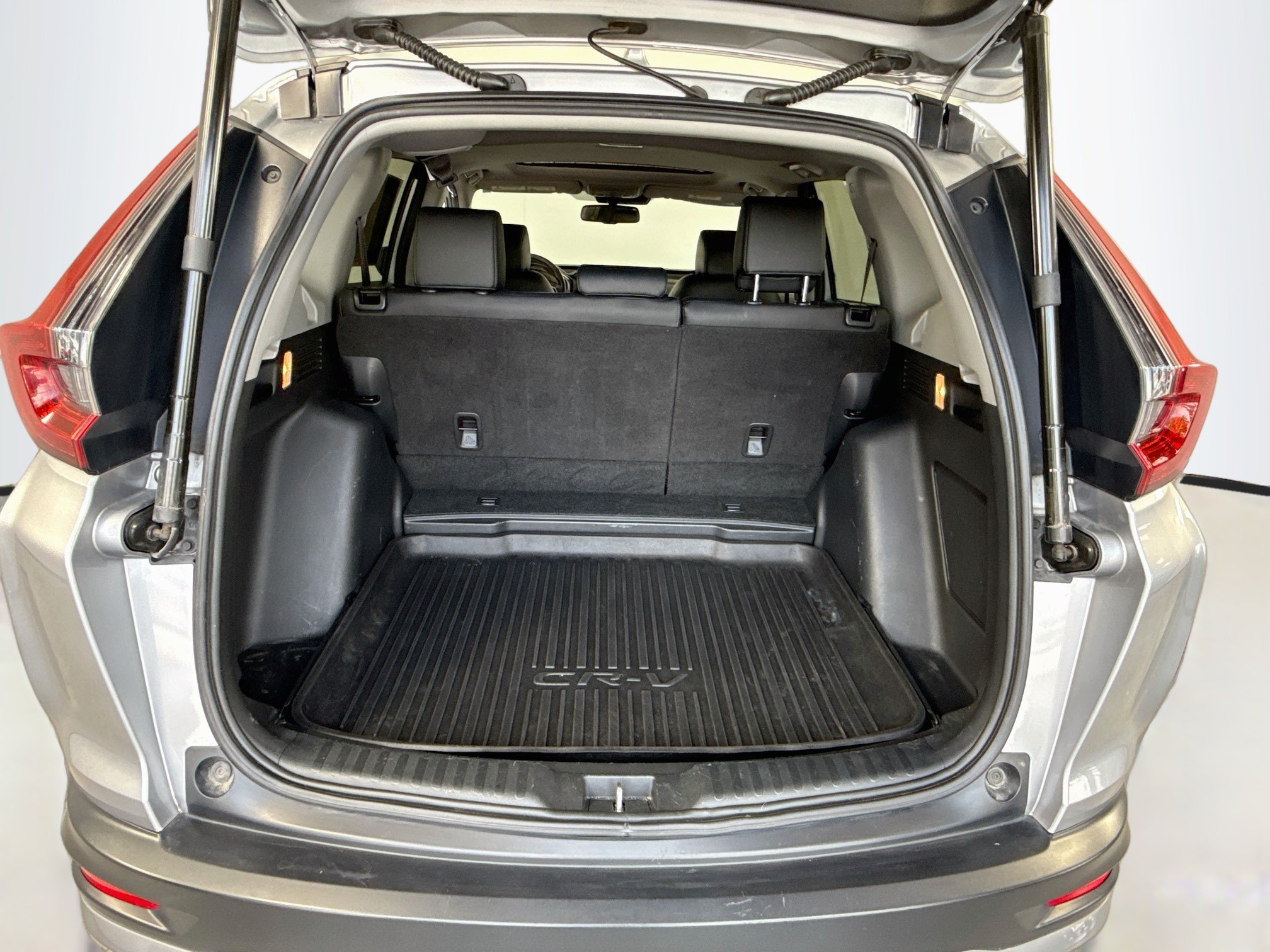 Used 2020 Lunar Silver Metallic Honda Touring image 27