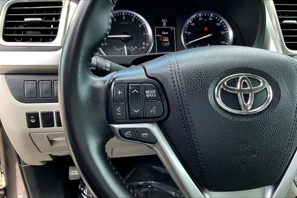 Used 2015 Predawn Gray Mica Toyota XLE V6 image 13