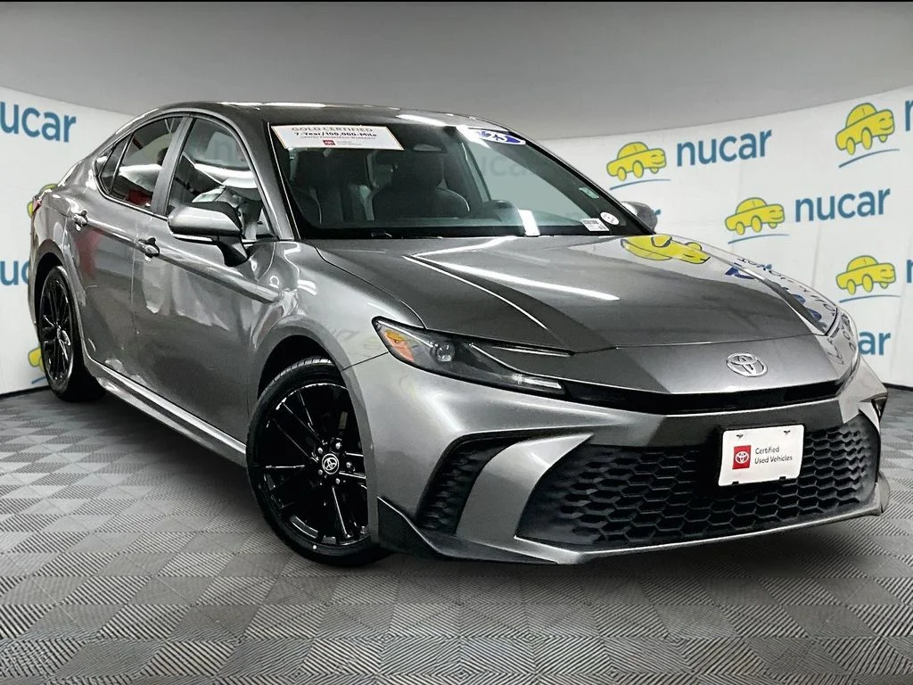 Used 2025  Toyota SE image 1